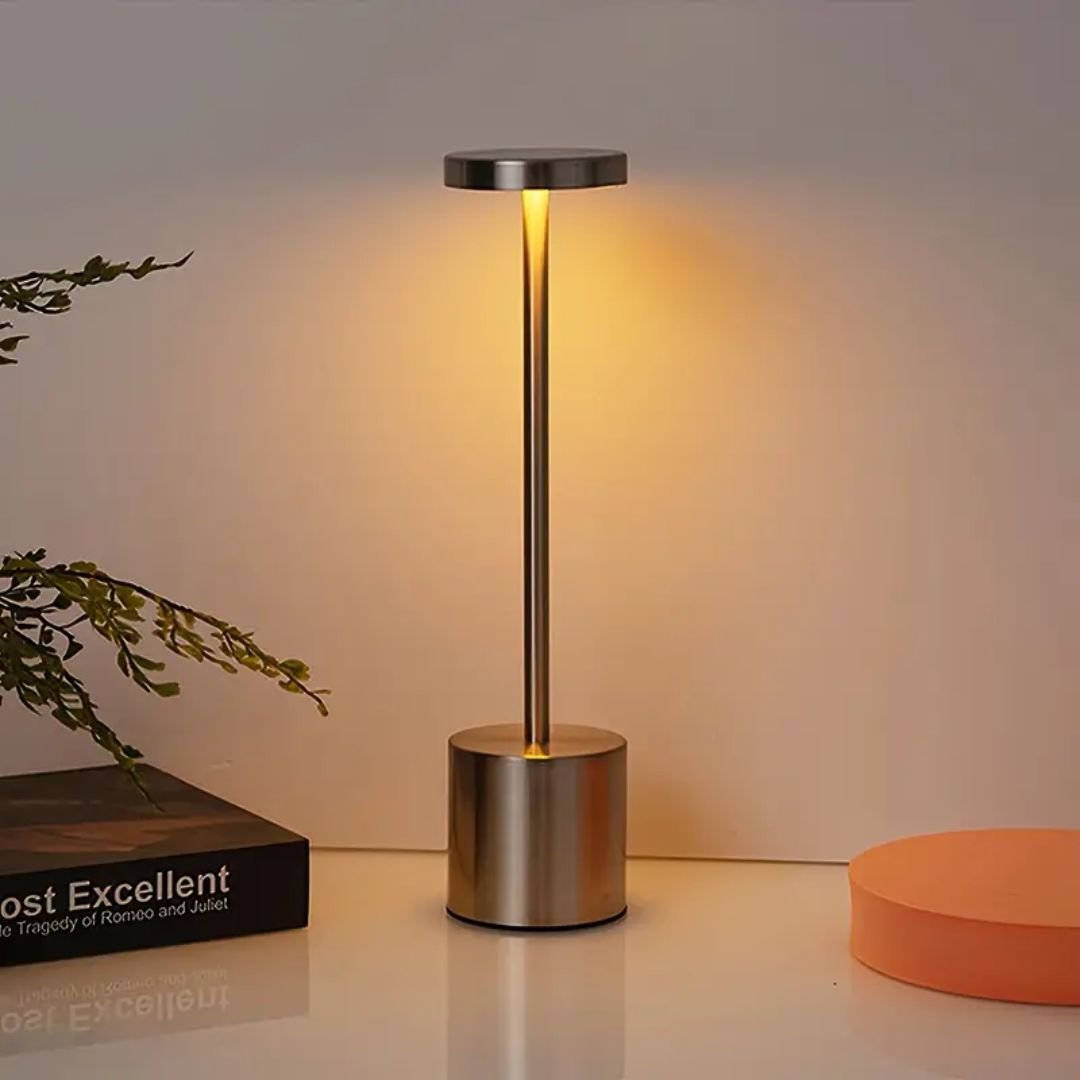 Oppladbar trådløs LED skrivebordslampe med responsiv touch sensor og justerbart lys for lesing.