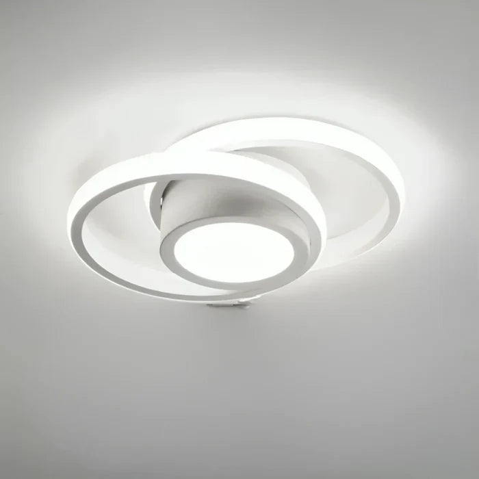 Energieffektiv, moderne taklampe med integrert LED. Ideell for stue eller kontor.