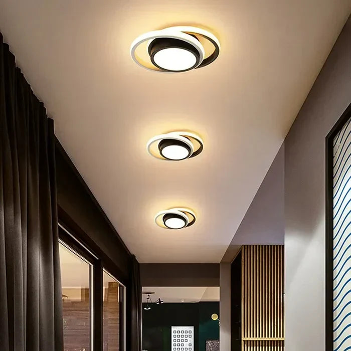Moderne taklampe med LED lyser opp en stilren stue. Elegant designlampe.