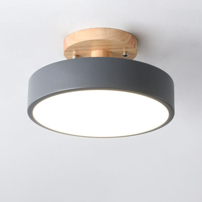 Vakker moderne taklampe i tre med LED. Forbedrer estetikken i stuen din effektivt.