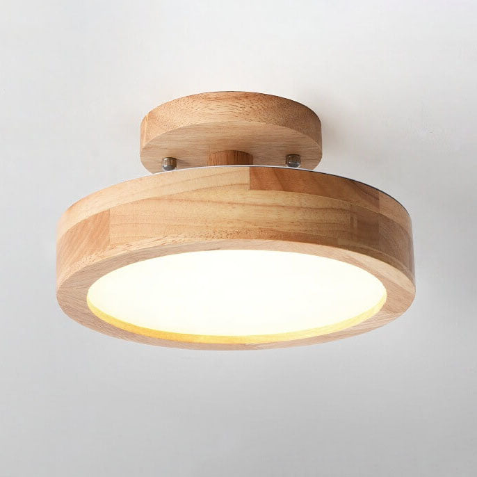 Slank og elegant LED taklampe i lyst tre. Ideell som energieffektiv inneromslampe.