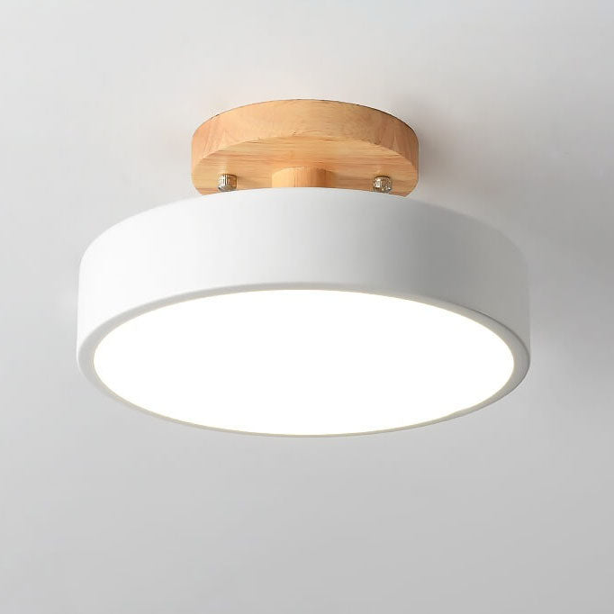 Sjekk ut vår moderne LED taklampe i tre, perfekt for en lys og innbydende stue.