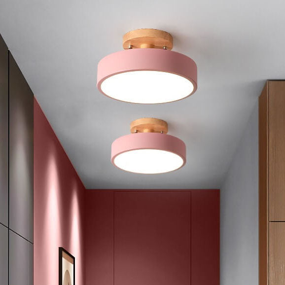 Energieffektiv LED taklampe i naturlig tre. Skaper varm atmosfære i stue eller soverom.