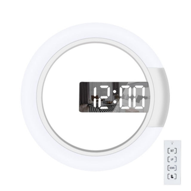 Moderne LED veggklokke med digital skjerm. Stilfull og lysende tidsvisning for hjemmet.