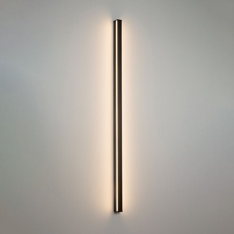 Hvit minimalistisk LED vegglampe. Perfekt for moderne innendørs belysning og et lyst, rent uttrykk.