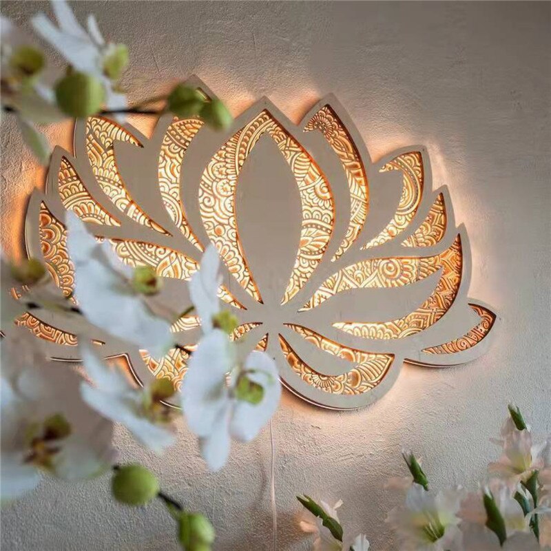 Stilren vegglampe med mandala-mønster som skaper et varmt, stemningsfullt lys i rommet.