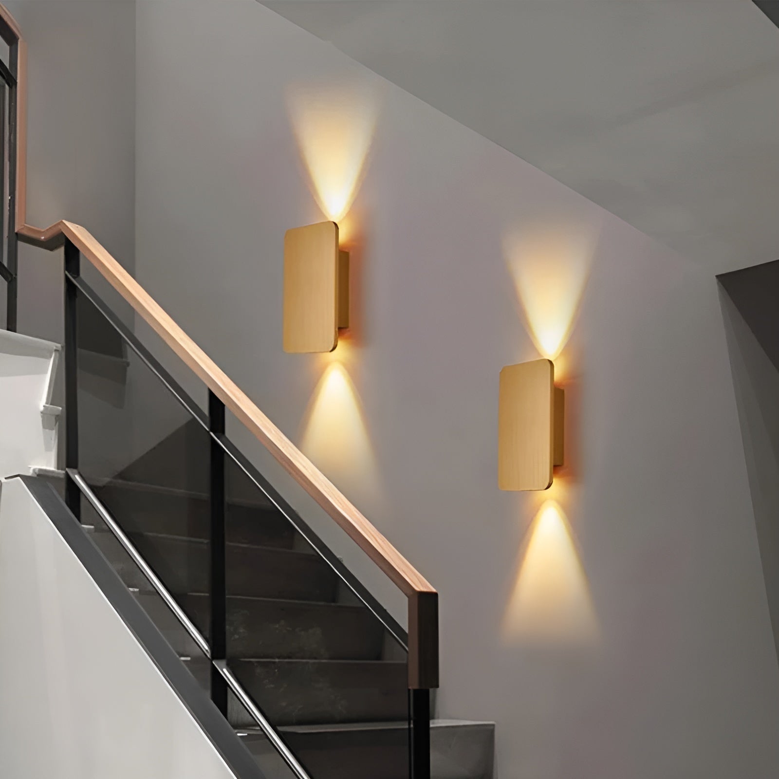 Minimalistisk LED vegglampe, gir varmt lys for koselig moderne interiør i stue eller gang.