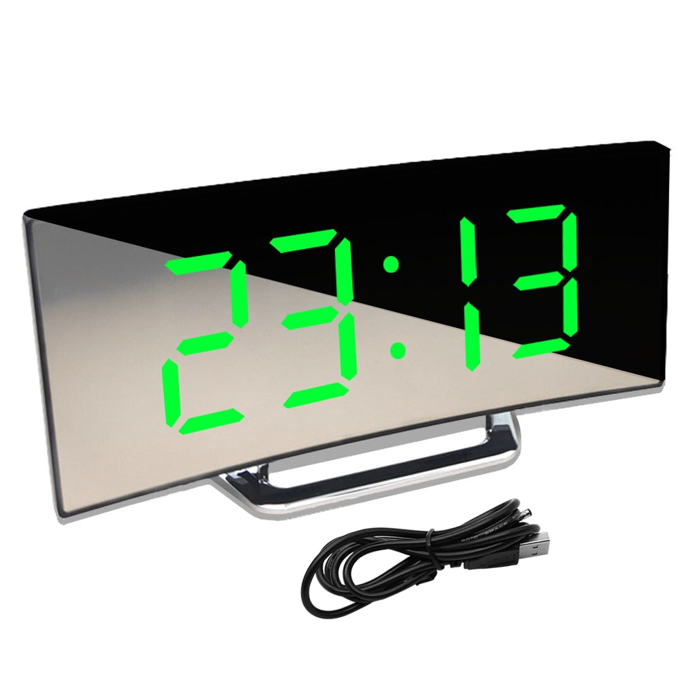 Moderne LED vekkerklokke med speilskjerm og digital tidsvisning, perfekt for soverommet.
