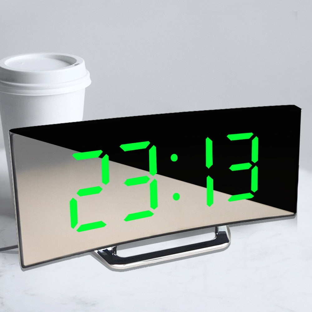 Digital LED klokke med speiloverflate, viser tid og temperatur. Elegant design for kontoret.