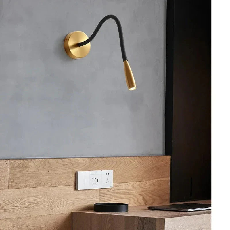 Elegant design vegglampe i mattsvart med justerbar LED-arm. Perfekt for moderne hjemmebelysning.