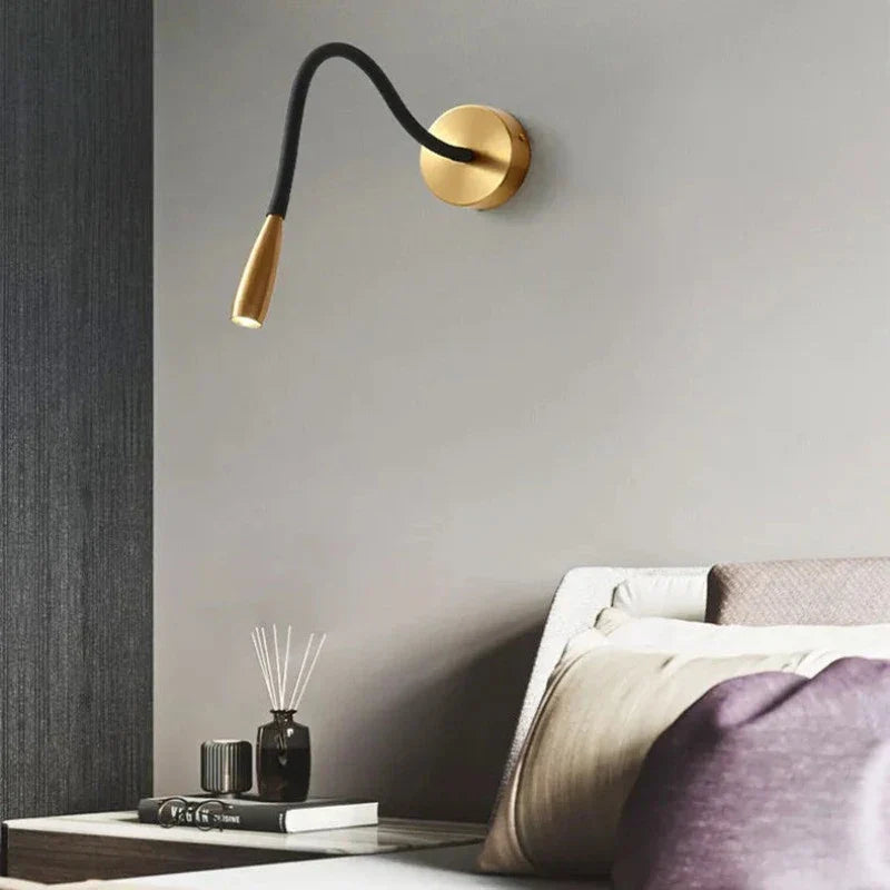 Justerbar LED-vegglampe i mattsvart, ideell som leselys ved seng eller sofa. Moderne designbelysning.
