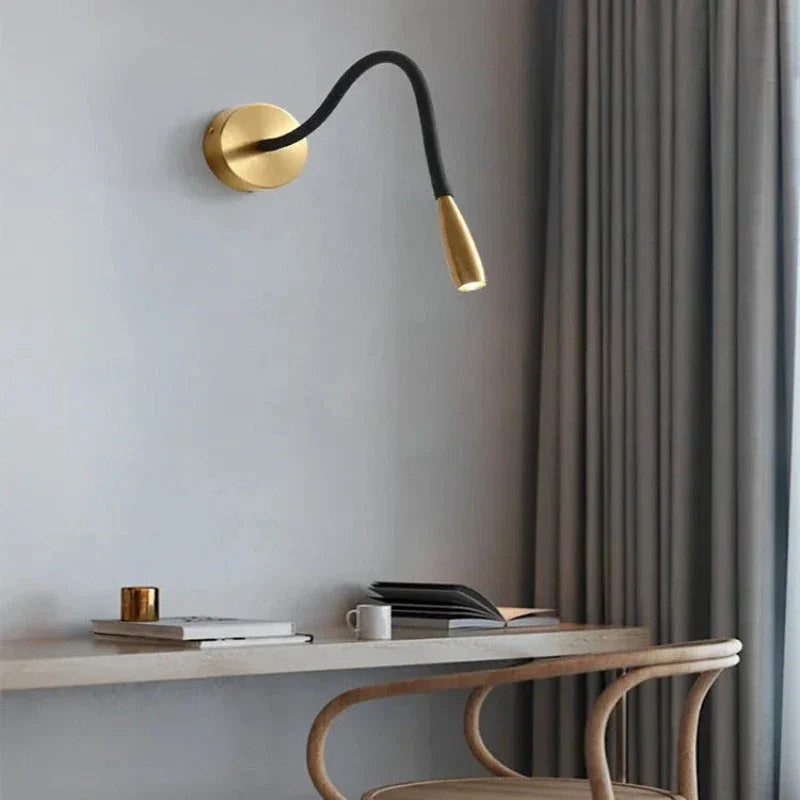 Energieffektiv moderne LED-vegglampe med justerbar arm i mattsvart finish. Stilren interiørbelysning.