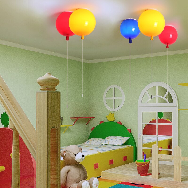 Elegant moderne LED taklampe med minimalistisk design, perfekt for innendørs belysning i hjemmet.