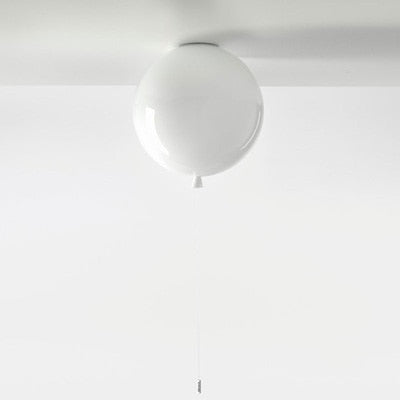 Moderne LED taklampe som gir jevn, minimalistisk belysning til stue eller soverom. Elegant design.
