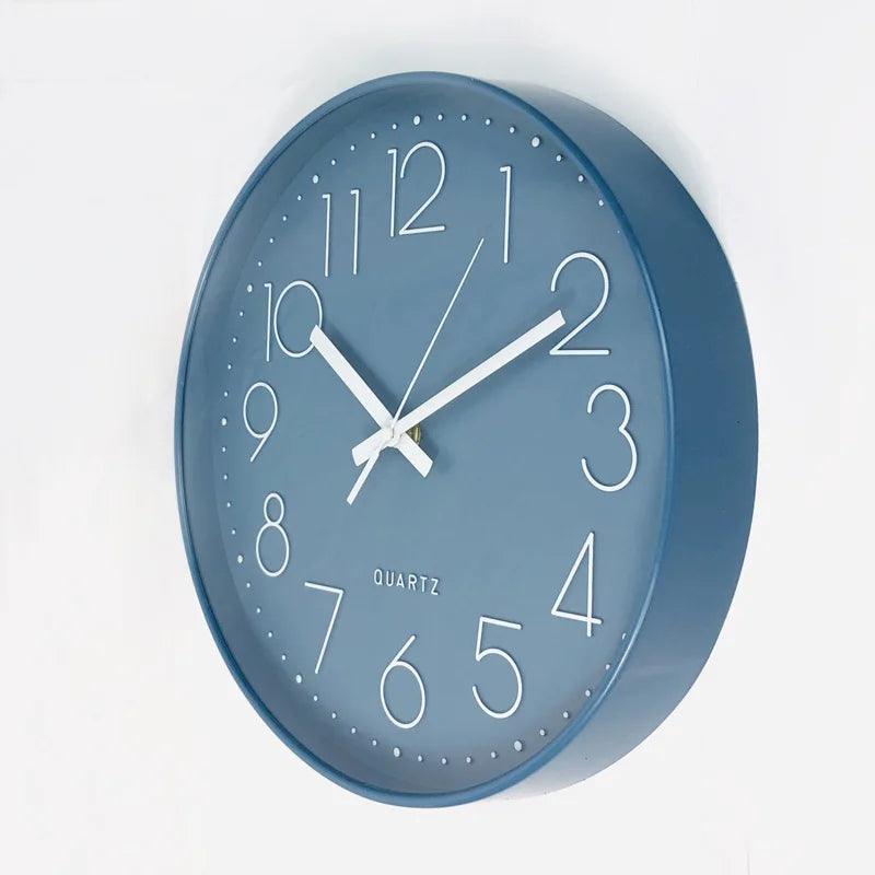 Svart moderne veggklokke, 30 cm. Lydløs, minimalistisk design for stilren innredning i hjemmet.