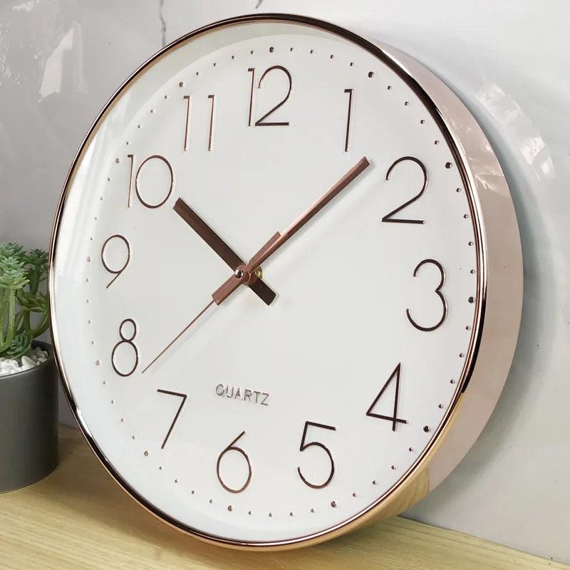Nærbilde av lydløs 30 cm veggklokke, minimalistisk urskive med elegante, moderne visere.