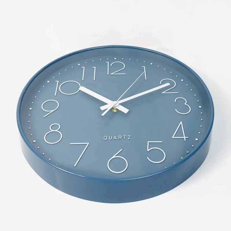 Moderne 30 cm veggklokke i minimalistisk stil. Lydløs for elegant kontor- eller gangdekor.