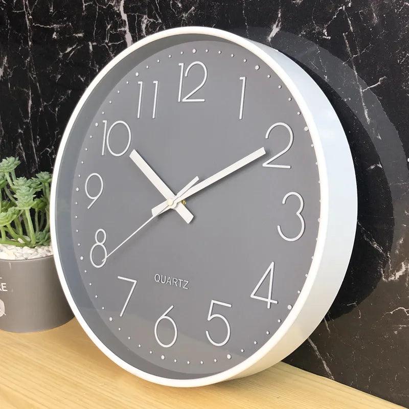 Hjemmeklokke 30 cm, moderne minimalistisk veggklokke. Lydløs og elegant for enhver stue.