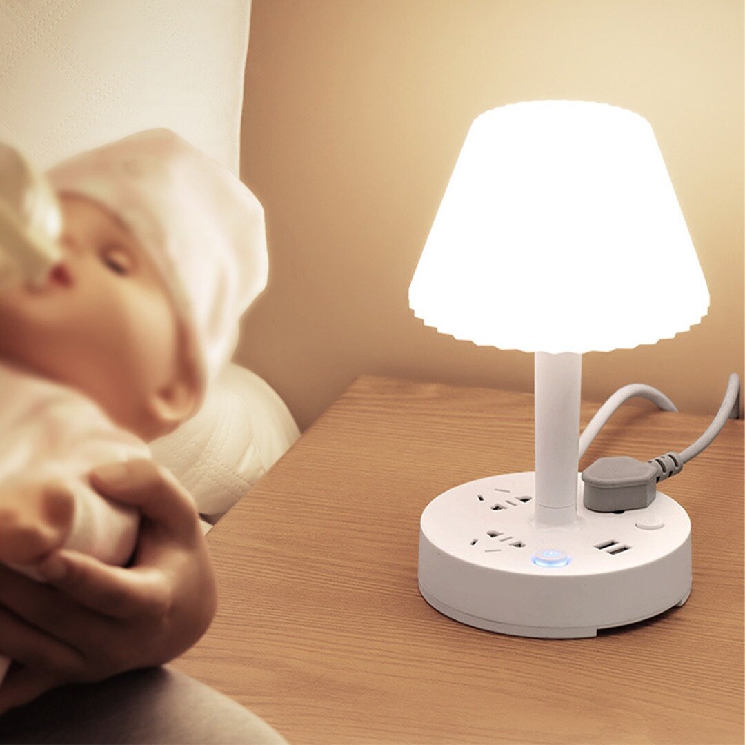 Elegant bordlampe, ideell for hjemmekontor, med integrert ladestasjon, USB-port og strømuttak.