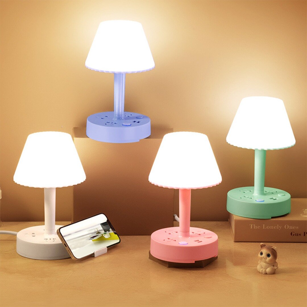 Funksjonell bordlampe med to USB-porter og ett strømuttak; en komplett ladestasjon for alle enheter.