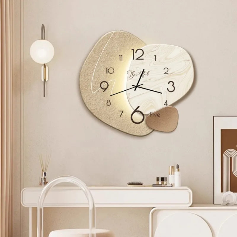 Analog veggklokke med moderne estetikk, gir elegant preg til ethvert rom.