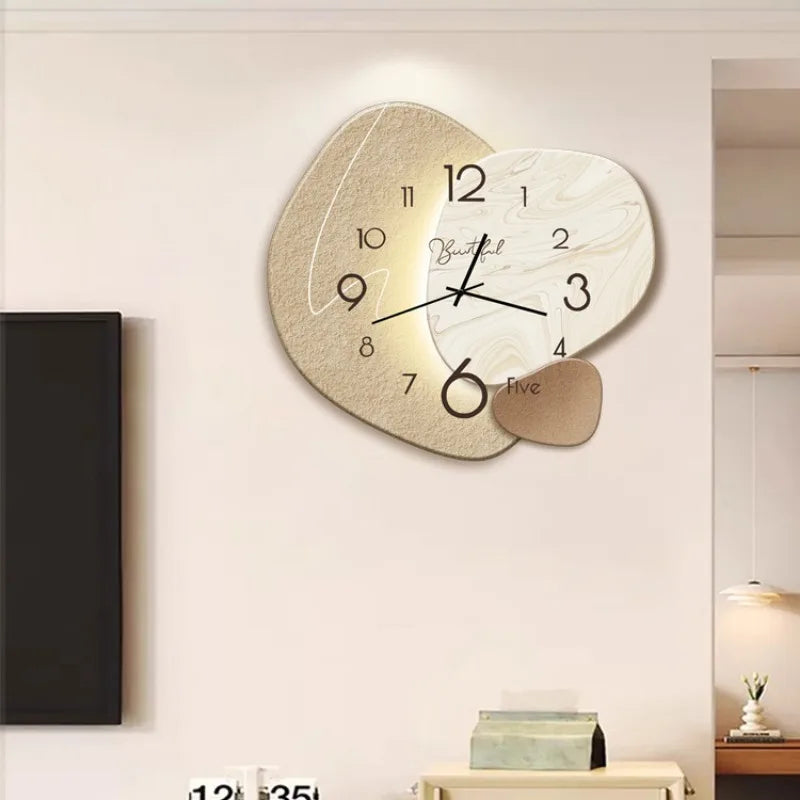 Minimalistisk og moderne veggklokke som forbedrer interiøret med sin stilrene form.