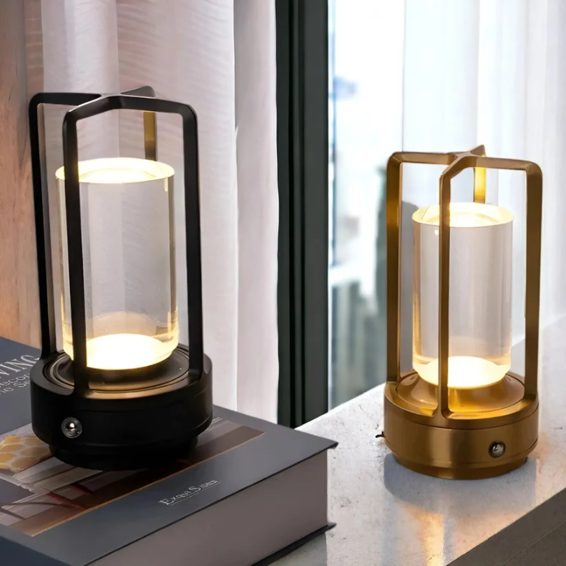 Stilren, trådløs og dimbar bordlampe med berøringssensor. Oppladbar LED for fleksibel interiørdesign.