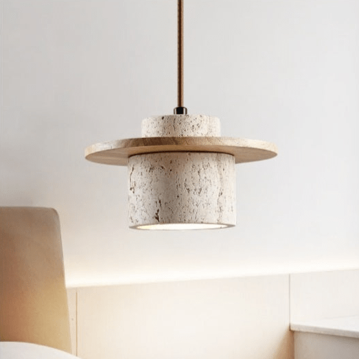 Nærbilde av organisk designet hengelampe. Moderne hvit taklampe med LED-belysning, ideell for spisestuen.