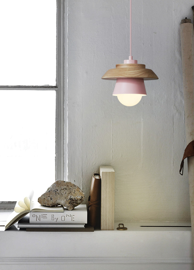 Elegant, moderne pendellampe med ren form. En stilfull taklampe som beriker nordisk interiørdesign.