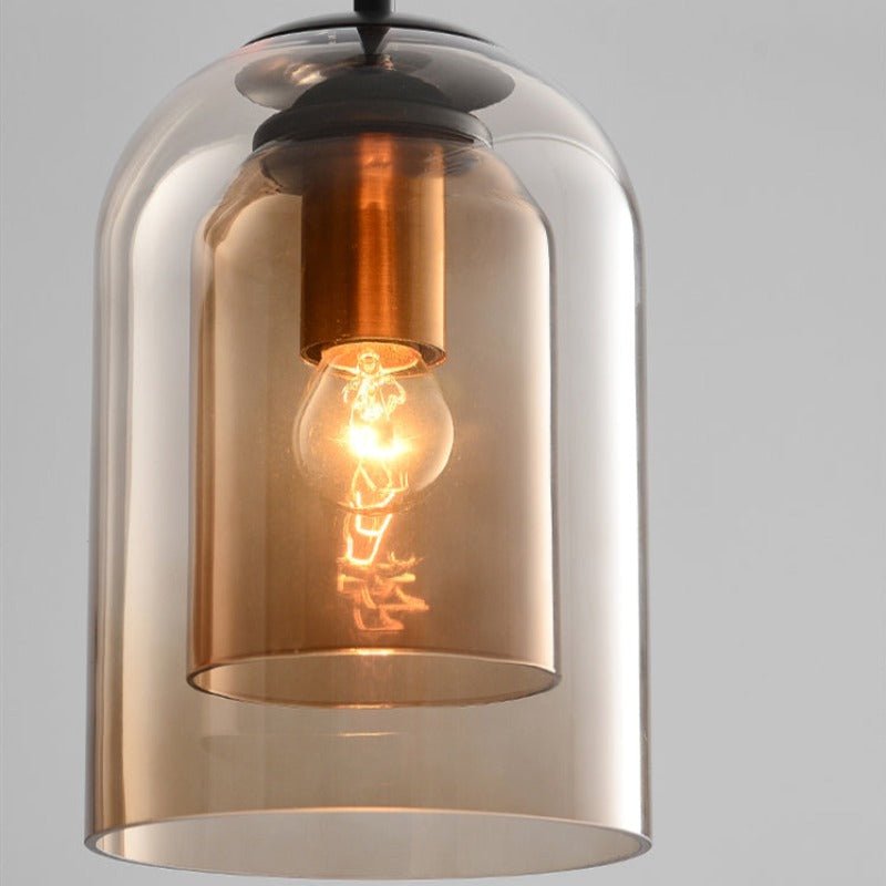 Retro-inspirert pendellampe med dobbelt glass. Moderne designlampe som gir elegant lys.