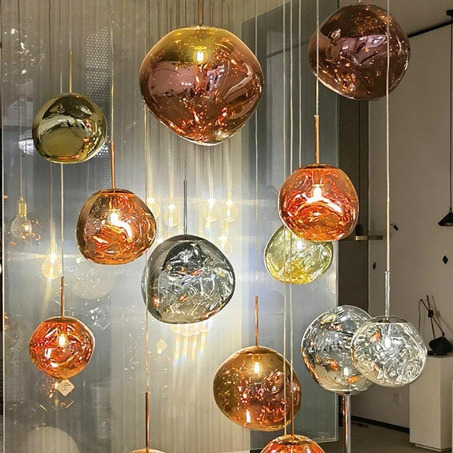 Stilren taklampe med moderne uttrykk, ideell for soverom og minimalistiske allrom.