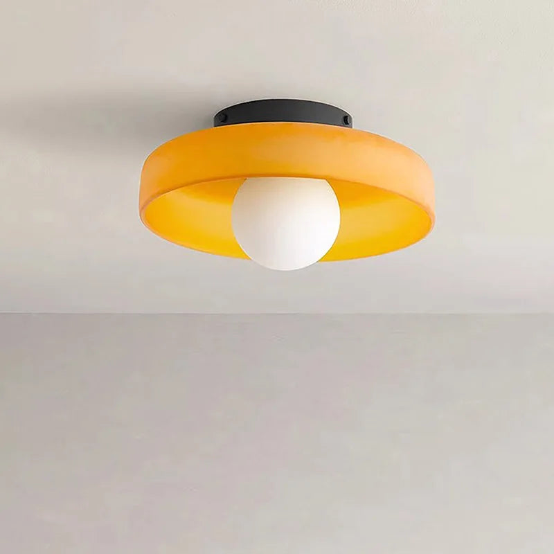 Minimalistisk rundt LED taklys, perfekt designlampe for moderne kjøkken eller spisestue.