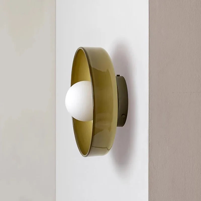 Sofistikert rund LED-taklampe som skaper atmosfære, minimalistisk interiørbelysning for moderne hjem.