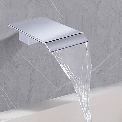 Berøringsfri kjøkkenarmatur. Moderne veggkran i sølvfarget design for hygienisk vannbruk.