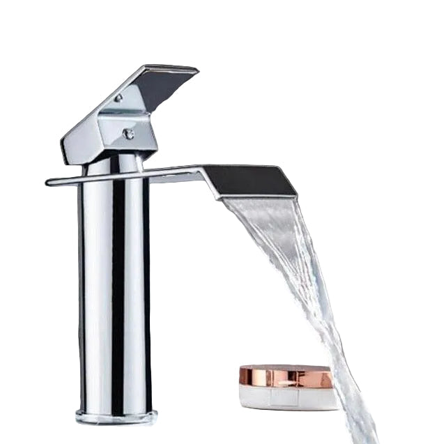 Moderne servantkran med elegant fosseeffekt i krom, perfekt for et stilrent baderom.
