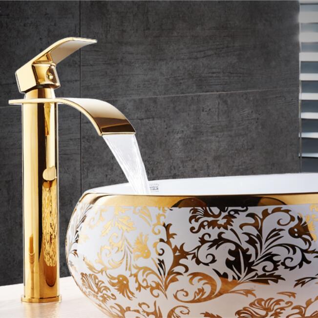 Stilren baderomskran med moderne design og skinnende kromfinish, løfter ethvert baderomsinteriør.