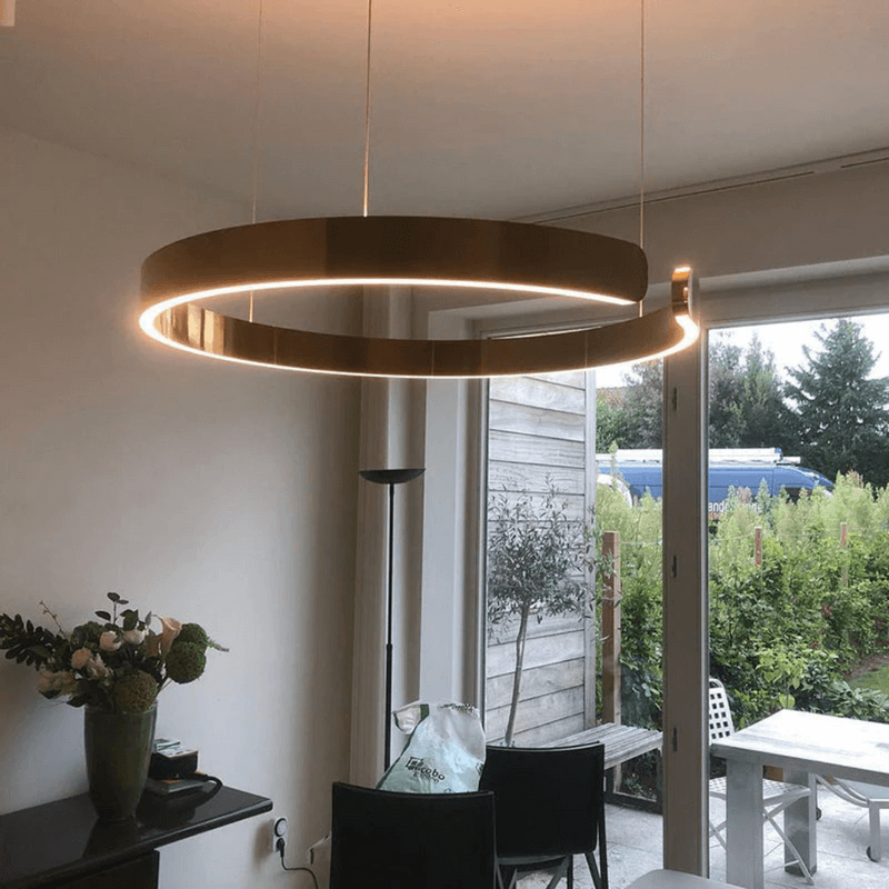 Moderne sirkulær LED-pendellampe, minimalistisk design, energieffektiv belysning for interiør.