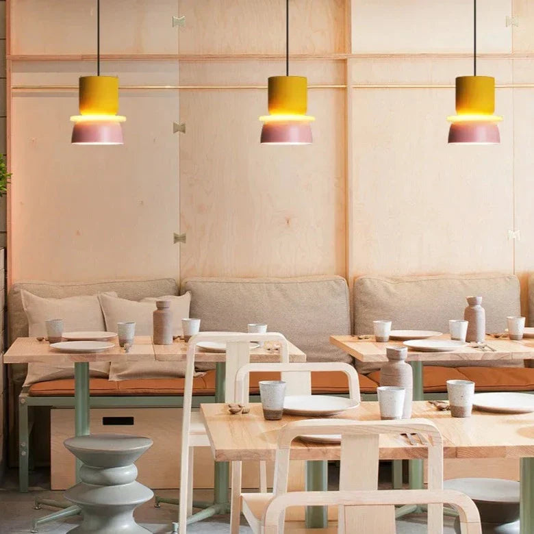 Design hengelampe, nordisk og minimalistisk. Moderne taklampe i pastell for hjemmeinnredning.
