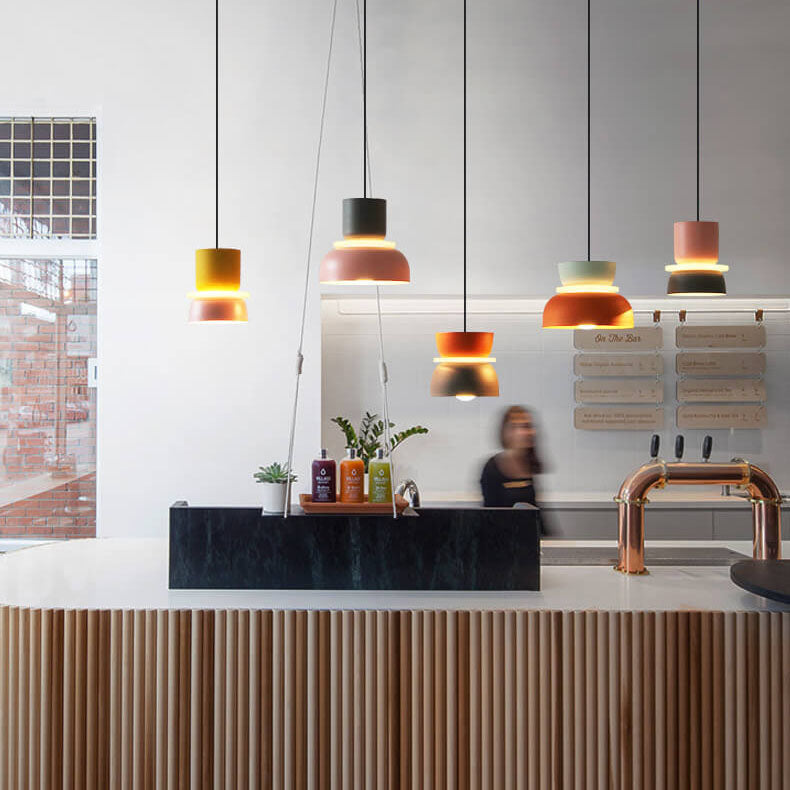 Fargerik designlampe, skandinavisk stil, gir levende belysning til hjemmet.