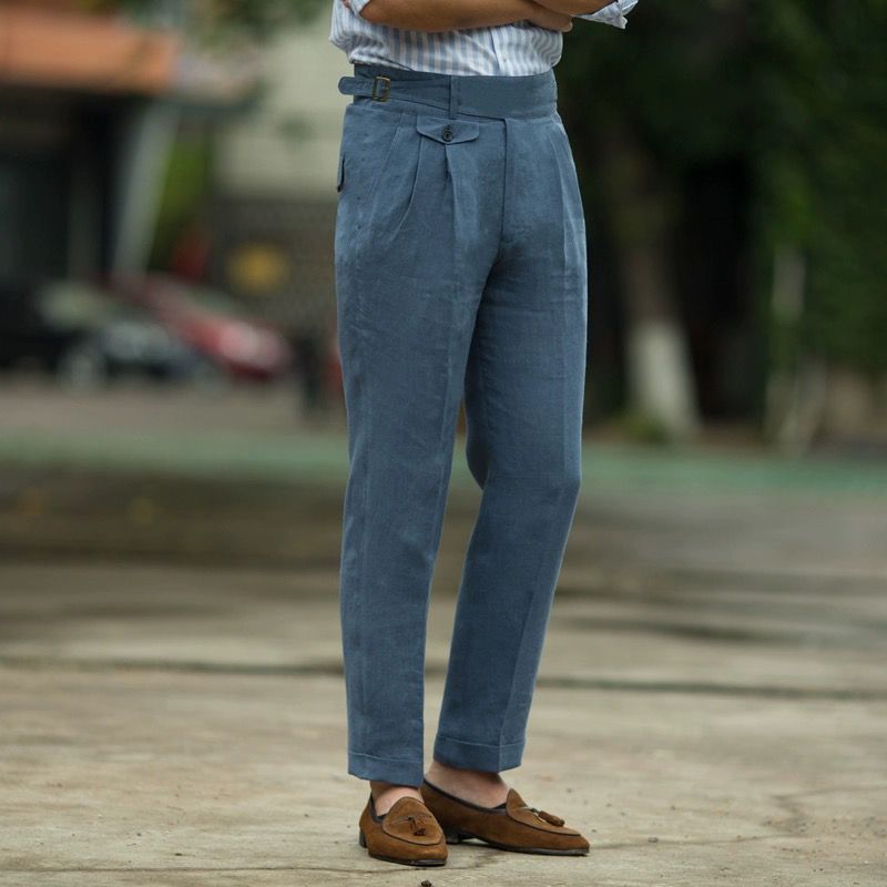 Brun pleated slim fit bukse til herre med høy midje. Moderne stil for vår og sommer. Komfortable arbeidsbukser.