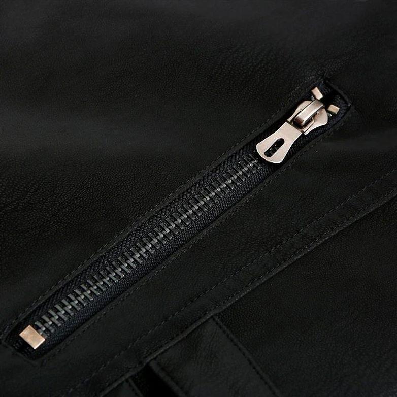Allsidig herrejakke for vår/høst, med røde detaljer for en moderne og stilig look. Utendørs jakke.