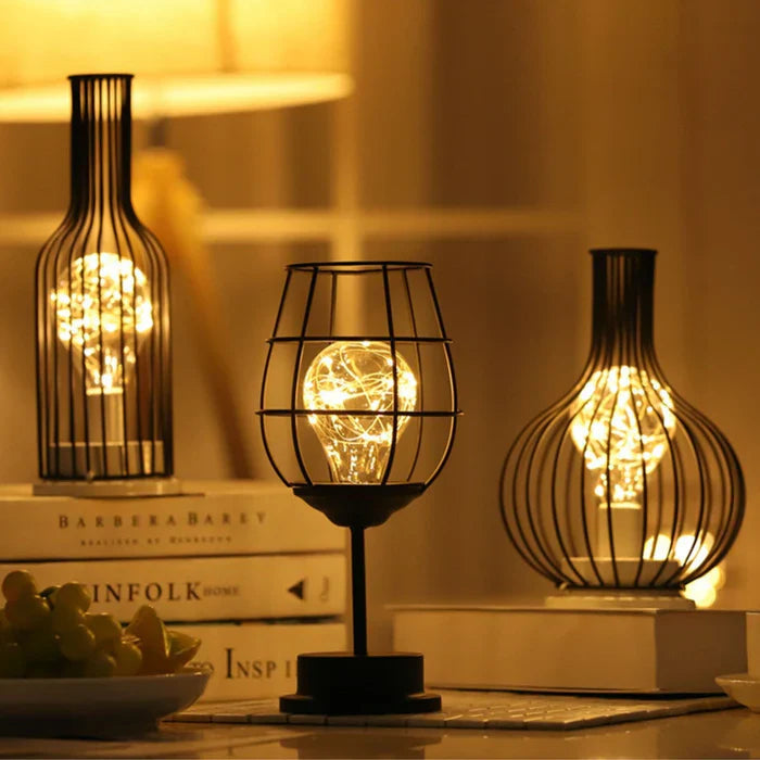 Elegant designer bordlampe for stuebelysning, svart med moderne E27 sokkel, skaper varm atmosfære.