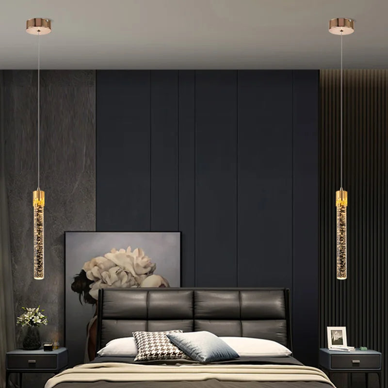 Designlampe: Sylindrisk taklampe i glass og metall, perfekt for moderne belysning i spisestuen.
