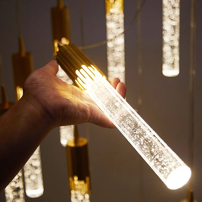 Elegant svart og gull taklampe, ideell som designlampe for spisestuebelysning.