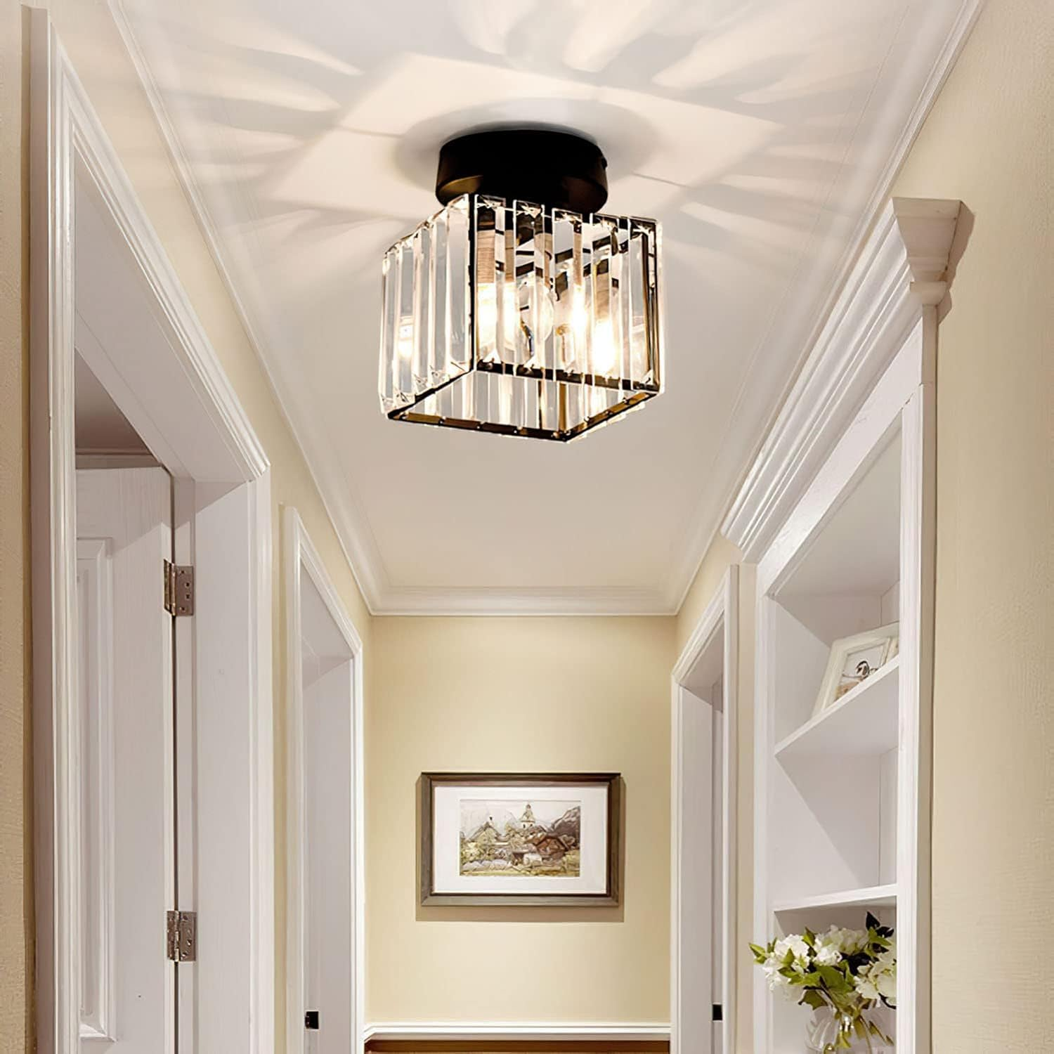 Moderne krystallampe henger over et soverom. Skaper beroligende, elegant belysning for hjemmeinnredning.