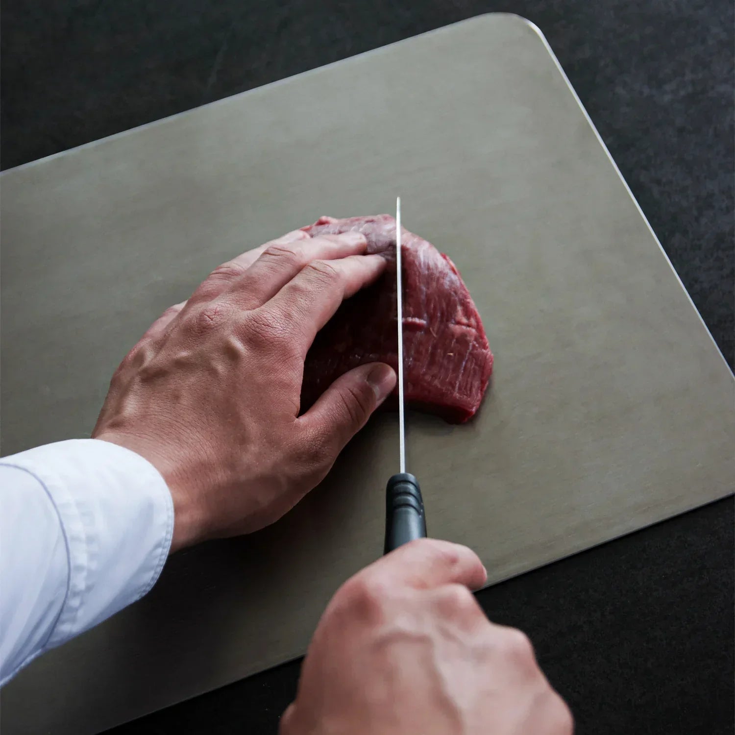 Premium kjøkkenbrett i titan med ultimat hygiene og beskyttelse for dine kniver. Essensielt kjøkkenutstyr.