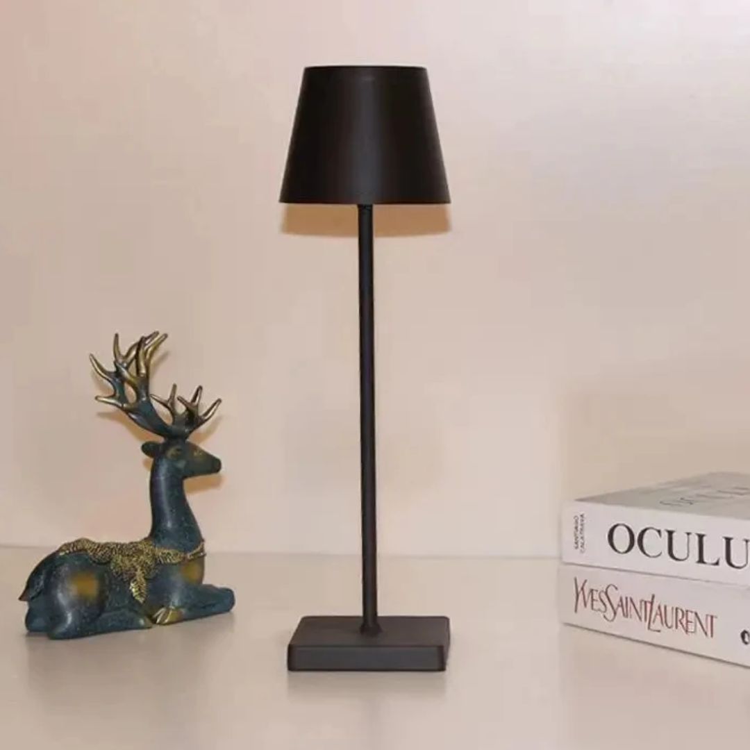 Fleksibel trådløs bordlampe med LED-teknologi, USB-lading og vanntett funksjon for innendørs/utendørs bruk.