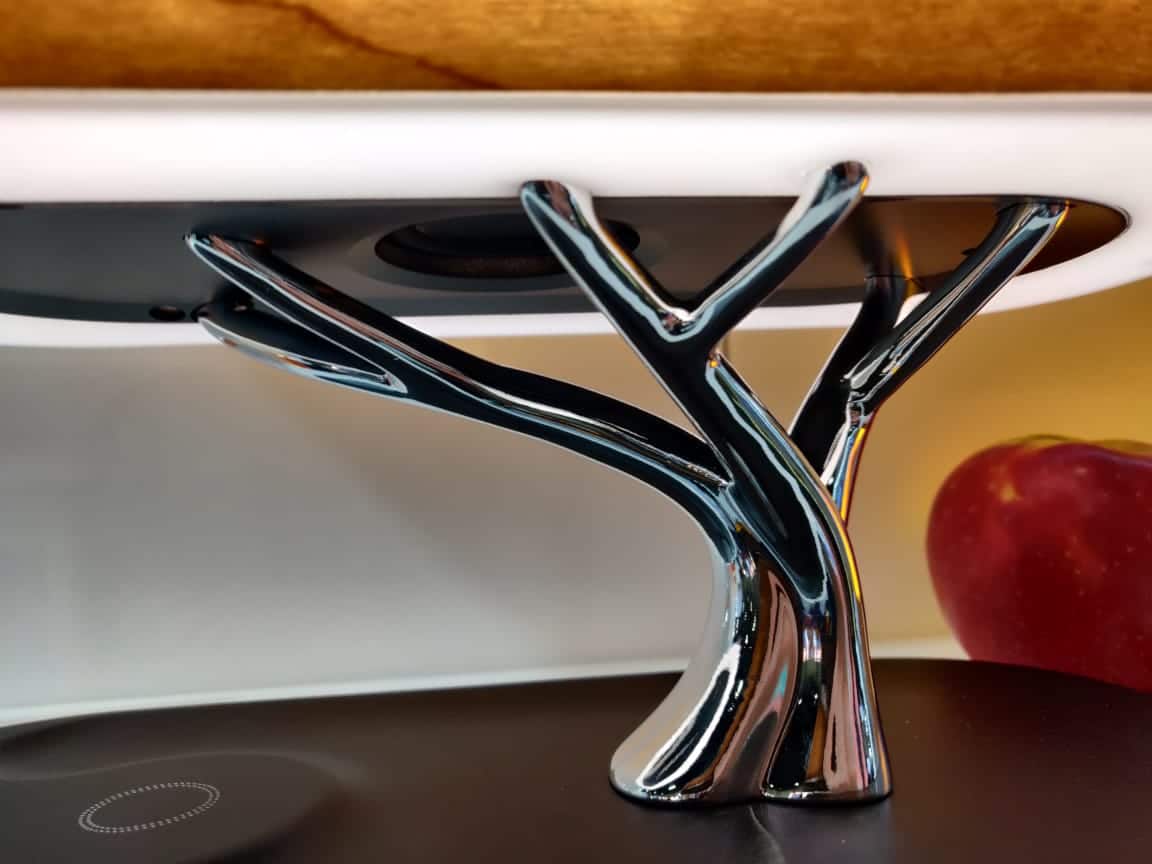 Nærbilde av tre skrivebordslampe med lys, trådløs ladeplate og Bluetooth høyttaler; smart og kompakt design.