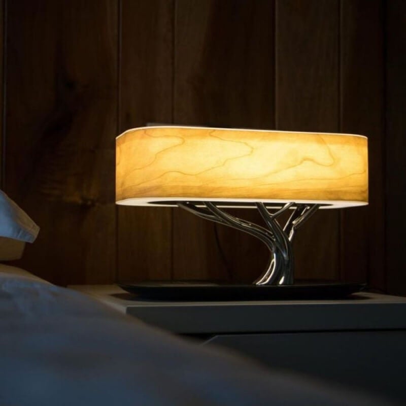 Praktisk skrivebordslampe i tre med Qi trådløs lader, Bluetooth-lyd og dimbart lys for smart belysning.