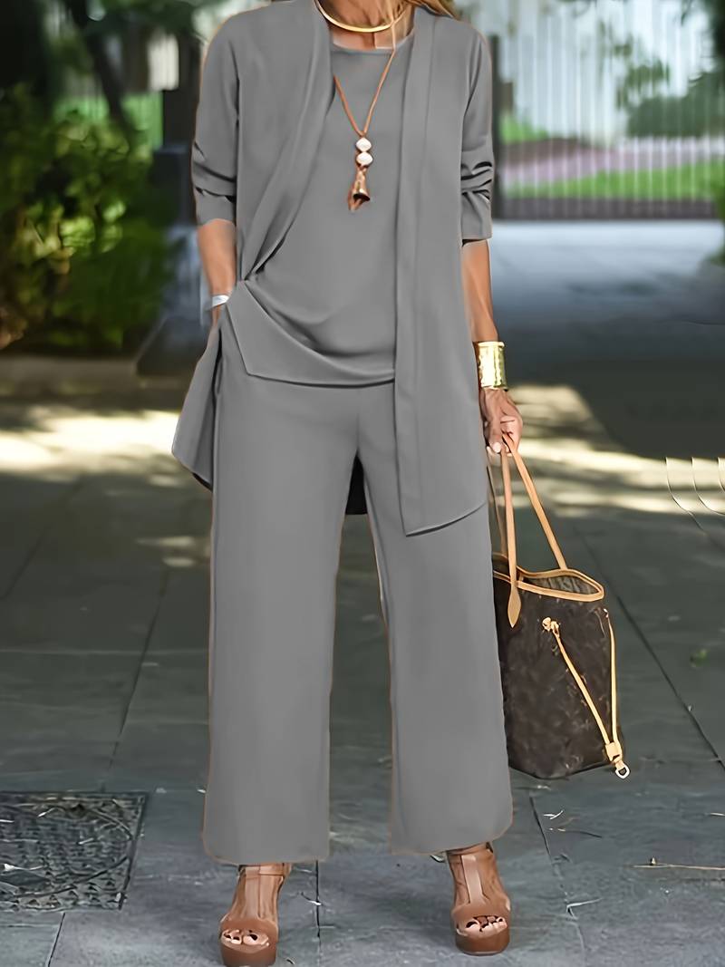 Trendy tredelt damesett. Bukse, topp og jakke kan mikses for ulike elegante fritidsantrekk.